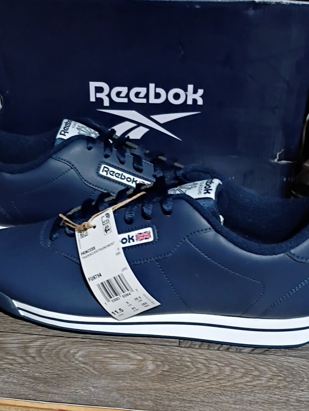 Reebok Navy Blue Low-Top Sneakers with White Stripe     W 11.5 M 10